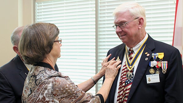 Alabama Society SAR First Lady Diane Brandenberg Seales places the 15-Year pin on the lapel of her husband, Alabama Society SAR President Bobby Joe Seales. (Contributed)