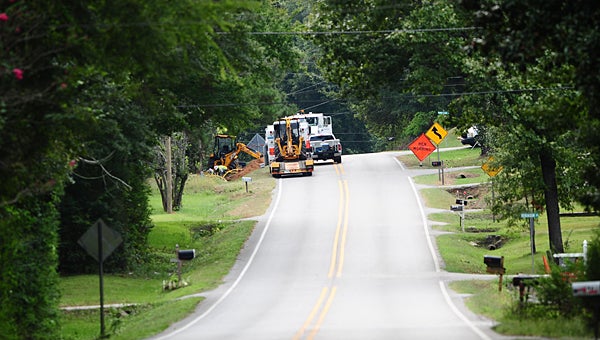 Alagasco crews work to repair a natural gas leak on Smokey Road on Sept. 15. (Reporter Photo/Neal Wagner)