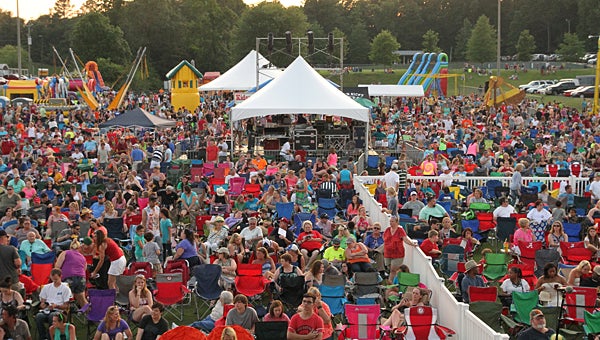 Thousands pack Municipal Park during last year’s Alabaster CityFest. The Alabaster Arts Council currently is looking to secure more vendors and sponsors for the event. (For the Reporter/Eric Starling)