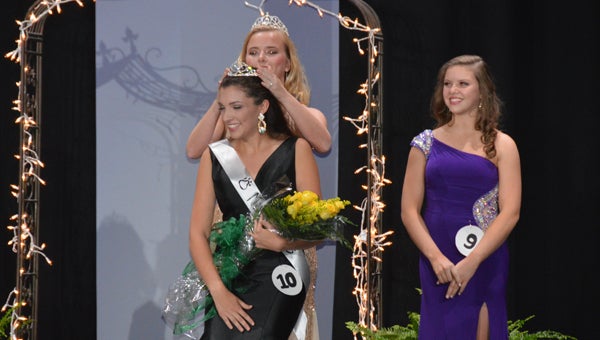 The 2015 Miss PHS winner, Presley Sherer, crowns Jenna Bennett as the 2016 Miss PHS April 9. (Reporter photo/Jessa Pease)  