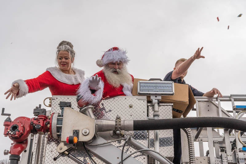 Alabaster kicks off the holidays with annual Christmas parade, water