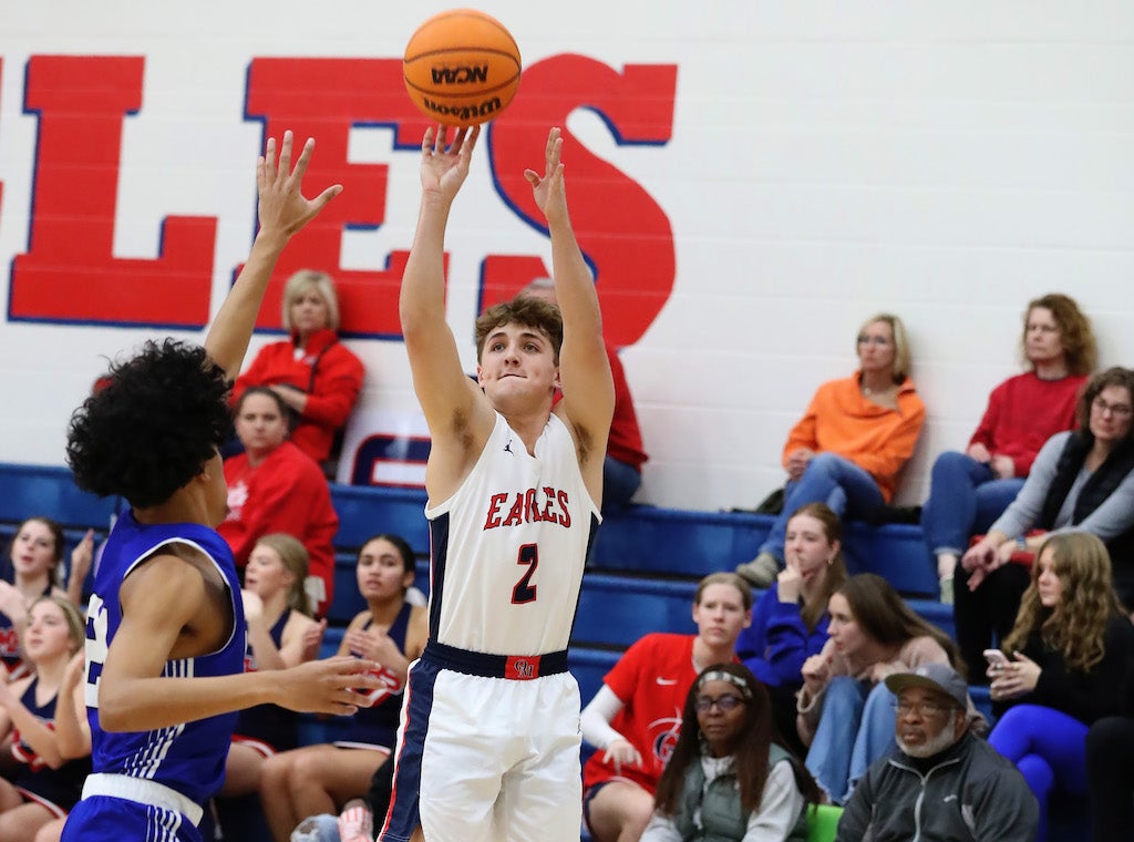 Oak Mountain Eagles Defeat Chelsea in a Thrilling 61-57 Victory